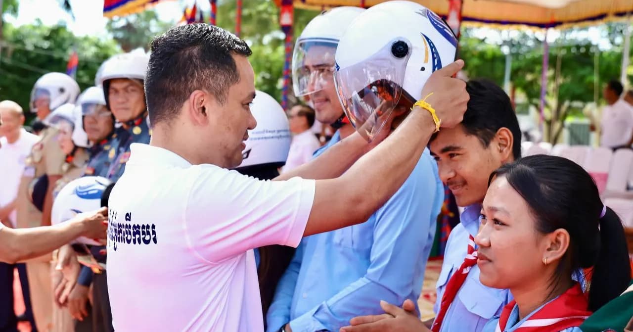 ឯកឧត្តមអភិសន្តិបណ្ឌិត ស សុខា រំលឹកមន្ត្រីរាជការធ្វើខ្លួនជា តួអង្គស្នូល និងជាគំរូនៃការអនុវត្តច្បាប់ចរាចរណ៍ដល់ពលរដ្ឋ