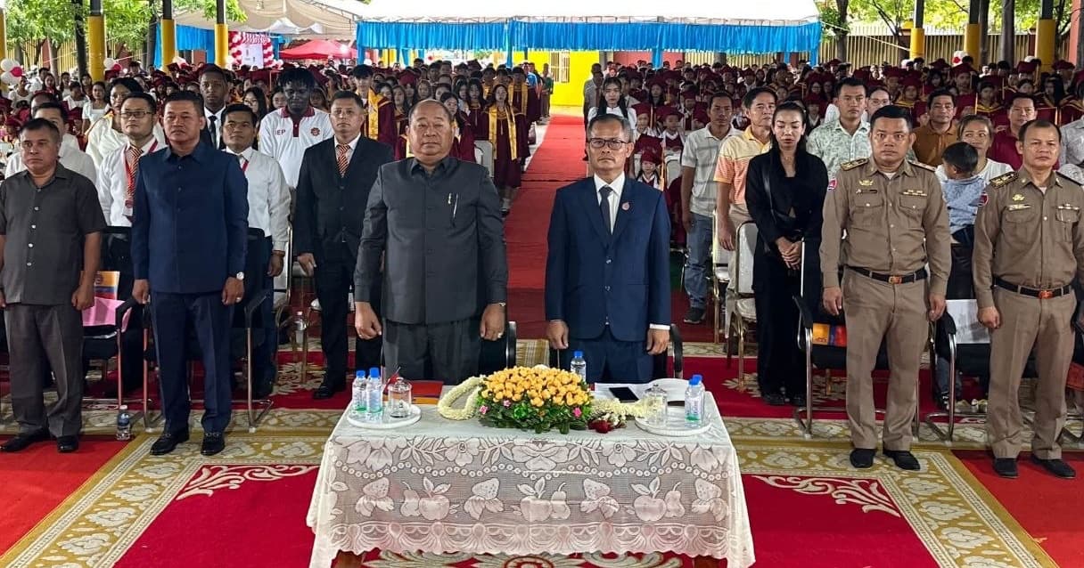 ប្រធានមន្ទីរអប់រំខេត្តបន្ទាយមានជ័យ អញ្ជើញជាសហគណៈអធិបតីក្នុងពិធីប្រគល់បណ្ណសរសើរ អាហារូបករណ៍ និងរង្វាន់ដល់សិស្សពូកែ