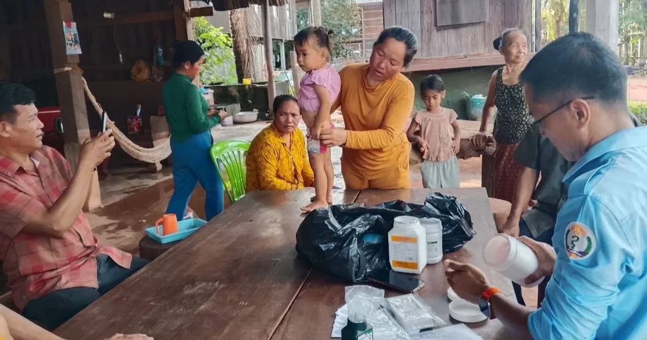 លោក ជា សានិត ប្រធានមន្ទីរសុខាភិបាលខេត្តរតនគិរី បានដឹកនាំគ្រូ ពេទ្យ ជំនាញ ចុះទៅពិនិត្យជំងឺ ពងបែក ដៃ -ជើង នៅ ឃុំប៉ាកកាឡាន់ ស្រុកវើនសៃ