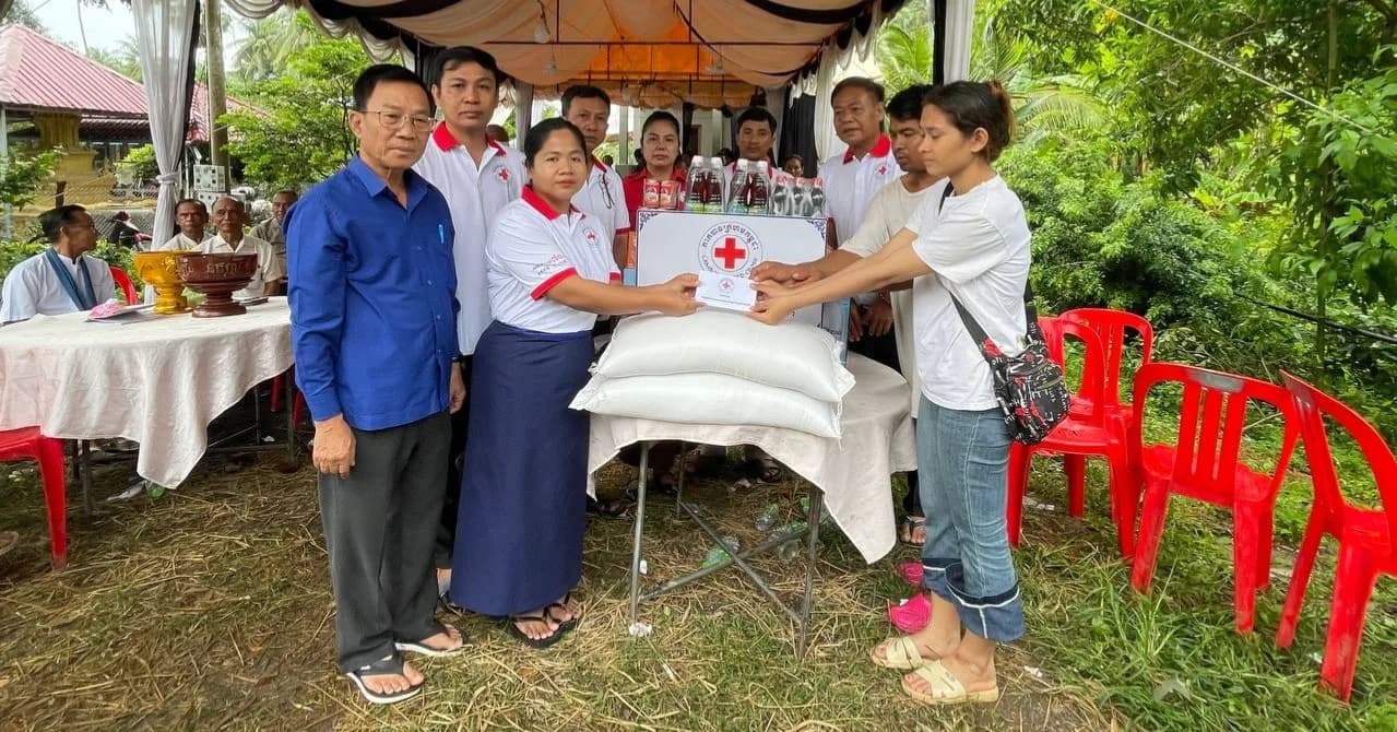 អនុសាខាកាកបាទក្រហមកម្ពុជា ស្រុកបាណន់ នាំយកអំណោយមនុស្សធម៌ ជូនគ្រួសារសពកុមារា-កុមារី ២នាក់បងប្អូន ដែលបានទទួលមរណភាពដោយសារលង់ទឹកនៅឃុំតាគ្រាម