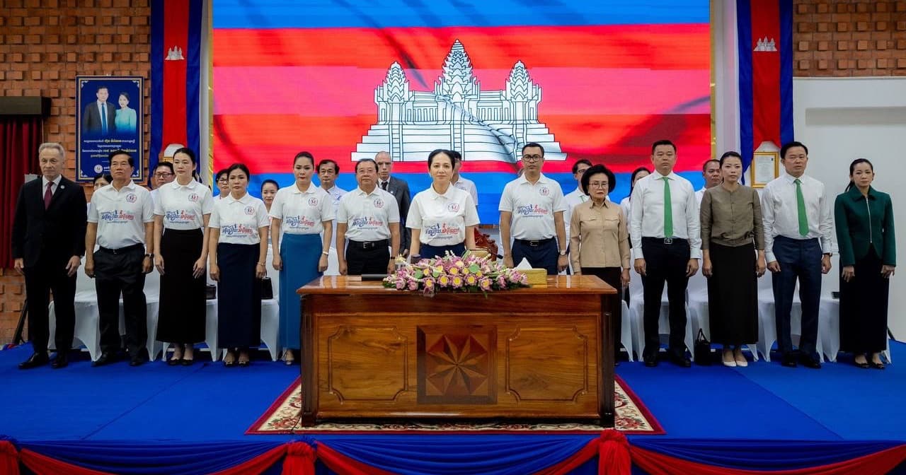 លោកជំទាវបណ្ឌិត ពេជ ចន្ទមុន្នី អញ្ជើញសំណេះសំណាលនៅមន្ទីរពេទ្យគន្ធបុប្ផា និងទទួលអំណោយថវិកា ១លានដុល្លារ ពីក្រុមហ៊ុន ជីប ម៉ុង