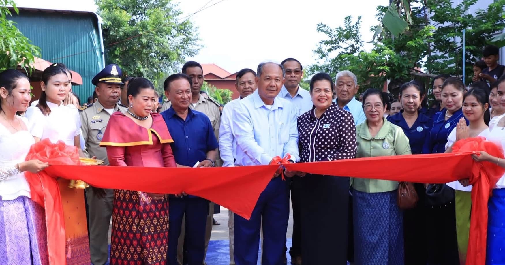 ឯកឧត្តម អ៊ុំ រាត្រី អភិបាលនៃគណៈអភិបាលខេត្តបន្ទាយមានជ័យ និងលោកជំទាវ ជ័យ ណារីអ៊ុំ រាត្រី អនុប្រធានកិត្តិយសសាខាសមាគមនារីកម្ពុជា ដើម្បីសន្តិភាព និងអភិវឌ្ឍន៍ខេត្ត បានអញ្ជើញជាអធិបតីភាពក្នុងពិធីសំណេះសំណាល និងសម្ពោធដាក់ឱ្យប្រើប្រាស់ជាផ្លូវការនូវផ្លូវបេតុង១ខ្សែ ស្ថិតនៅក្នុងឃុំណាំតៅ ស្រុកភ្នំស្រុក