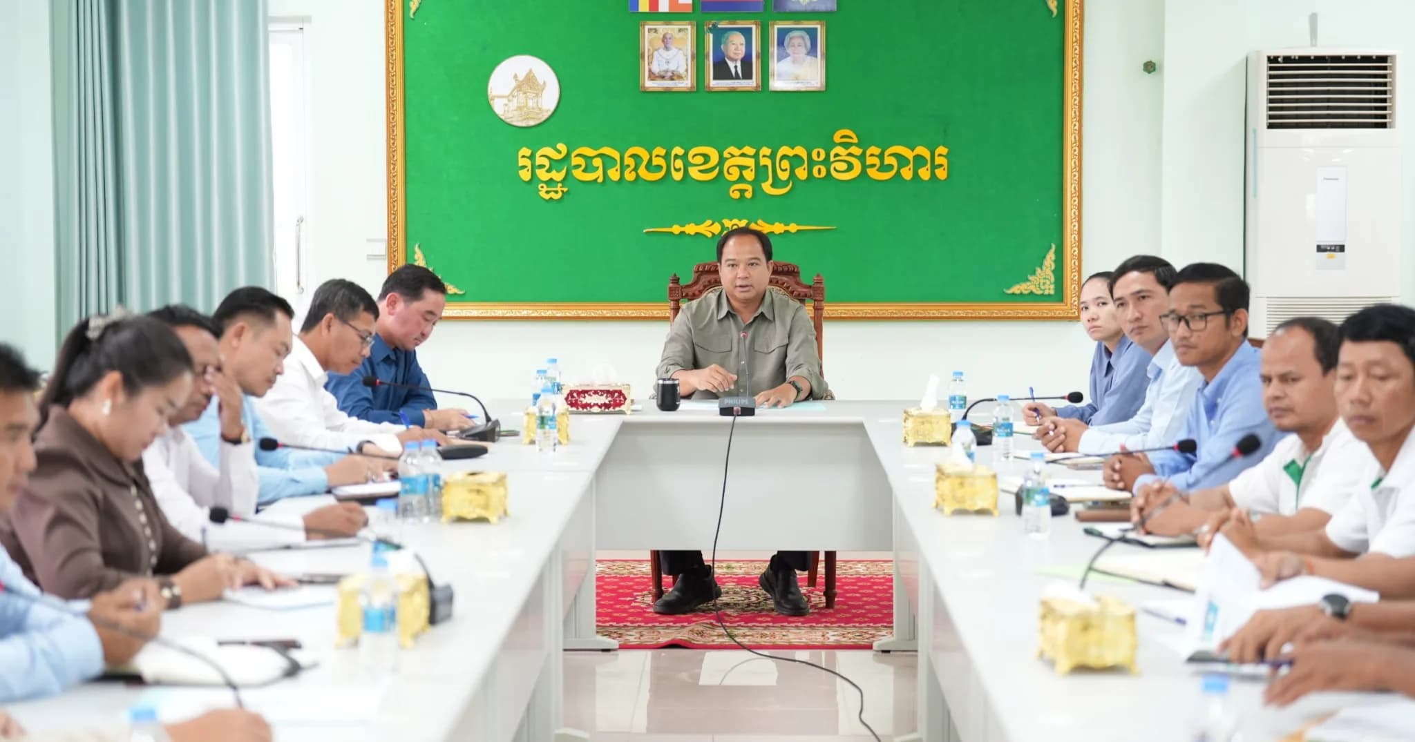 ឯកឧត្តម គីម រិទ្ធី អភិបាលខេត្តព្រះវិហារ បានទទួលជួបពិភាក្សាការងារជាមួយក្រុមការងារសម្របសម្រួលគម្រោង នៃធនាគារអភិវឌ្ឍន៍ជនបទ និងកសិកម្ម (ARDB) ដែលដឹកនាំដោយ លោកស្រី អៀង ច័ន្ទគ្រឹស្នា ប្រធានអង្គភាពសម្របសម្រួលគម្រោង។