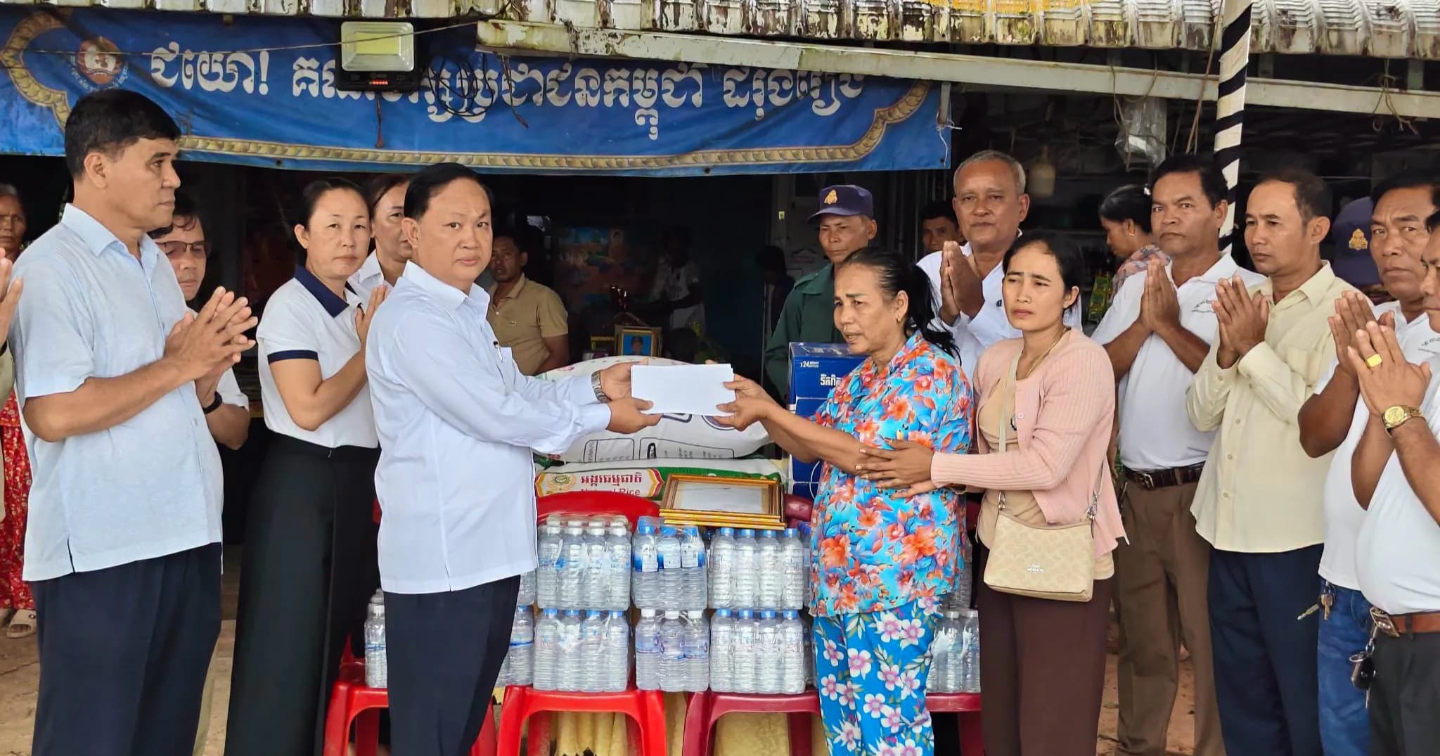 ថ្នាក់ដឹកនាំរដ្ឋបាលស្រុកព្រៃនប់ ដឹកនាំមន្ត្រីរាជការចុះចូលរួមរំលែកទុក្ខ និងសម្តែងការសោកស្តាយជាមួយគ្រួសារសព លោក ណុប នាម អនុប្រធានភូមិអូរត្រជាក់ចិត្ត