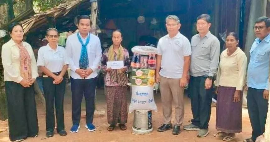 ប្រជាពលរដ្ឋជួបការលំបាក២០គ្រួសារ នៅក្នុងស្រុកសាមគ្គីមានជ័យ បានទទួលអំណោយពីក្រុមការងារមនុស្សធម៌ សម្តេចតេជោ និងសម្តេចធិបតី