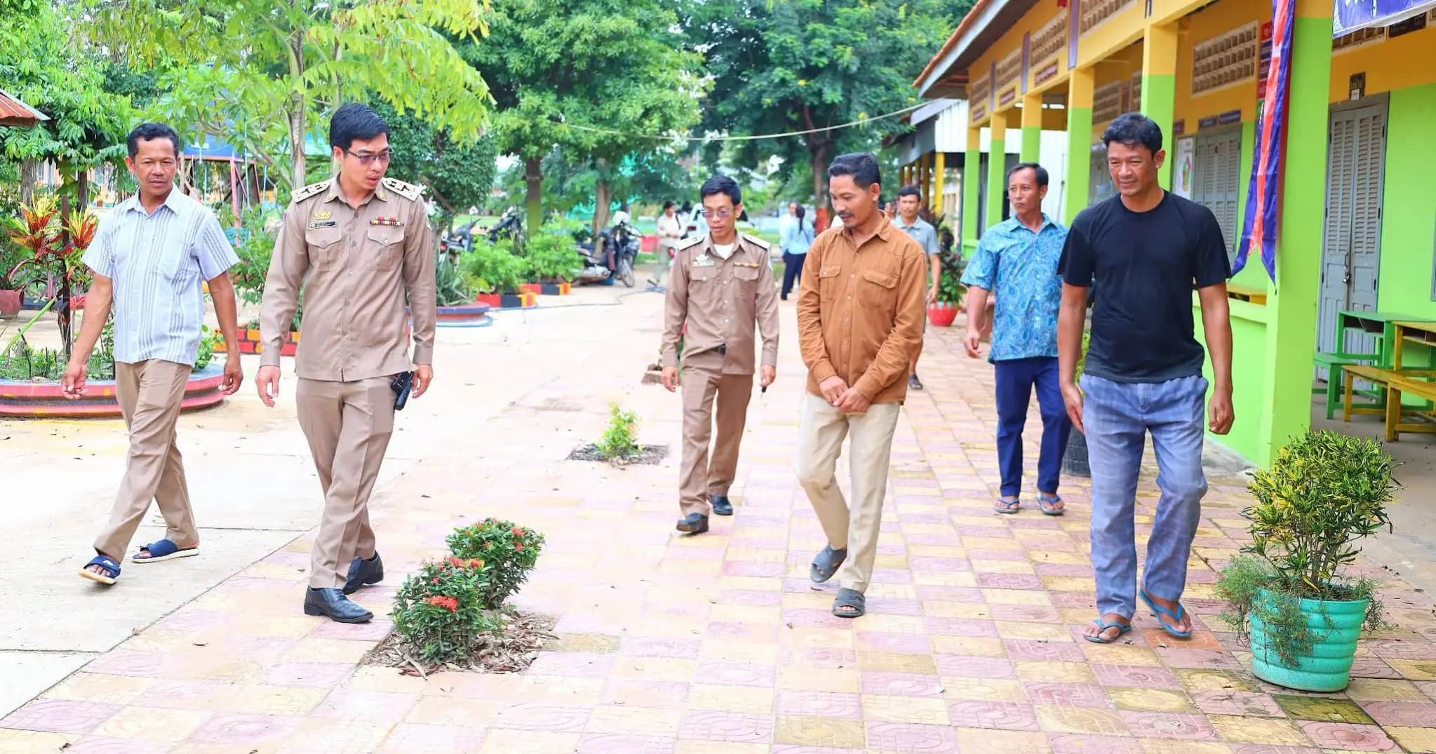 អភិបាលស្រុកភ្នំក្រវាញ ចុះពិនិត្យទីតាំងសាងសង់អគារសិក្សាថ្មី ១ខ្នង ៥បន្ទប់ នៅអនុវិទ្យាល័យគល់ទទឹង