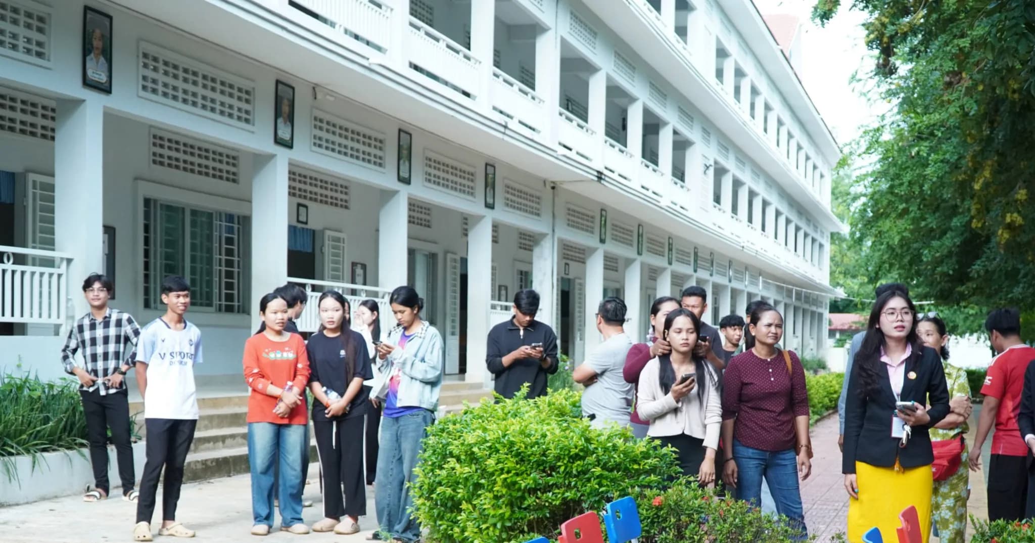 ទិដ្ឋភាពសិក្សានុសិស្សនៅវិទ្យាល័យ ហ៊ុន សែន ខ្លាកូន មកមើលលទ្ធផលប្រឡងបាក់ឌុប