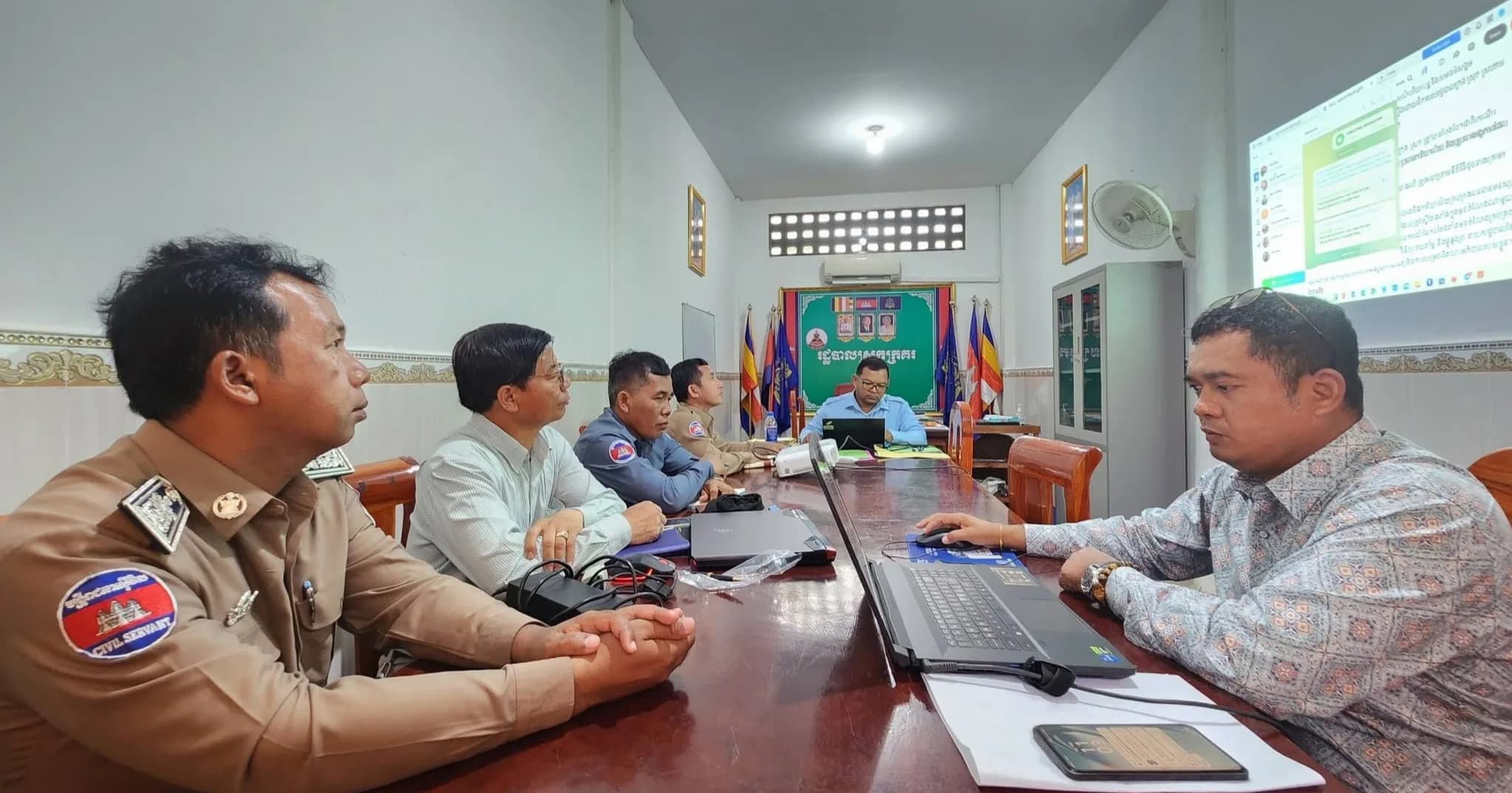 លោក អ៊ន សុផល្លា អភិបាលស្រុកក្រគរ ដឹកនាំកិច្ចប្រជុំជាមួយមន្ត្រីការិយាល័យរៀបចំដែនដី នគរូបនីយកម្ម សំណង់ និងភូមិបាលស្រុក