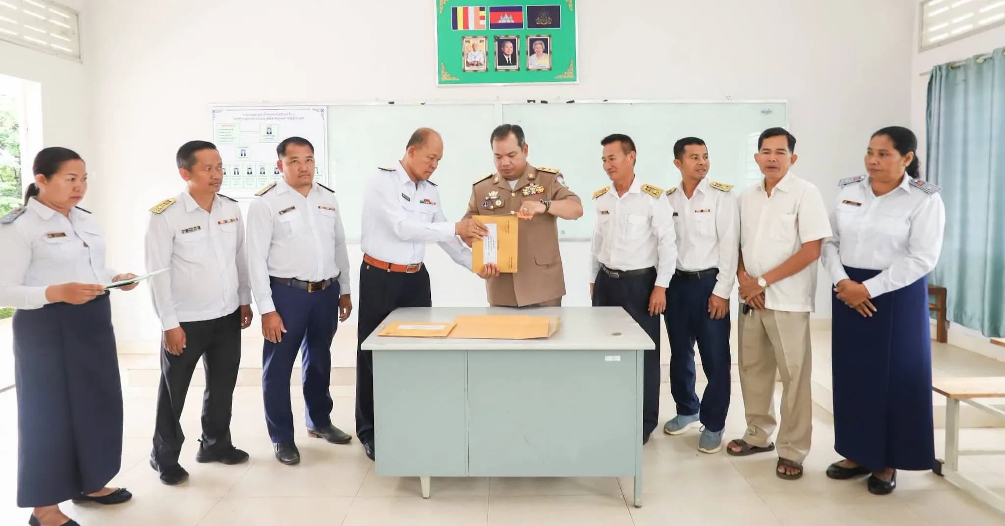 ឯកឧត្ដម សរ សុពុត្រា អញ្ជើញបើកលទ្ធផលប្រឡងបាក់ឌុប និងប្រកាសឧបត្ថម្ភម៉ូតូម្នាក់១គ្រឿង ជូនសិស្សទទួលបាននិទ្ទេស A ទាំង ៦រូប ក្នុងខេត្តស្ទឹងត្រែង