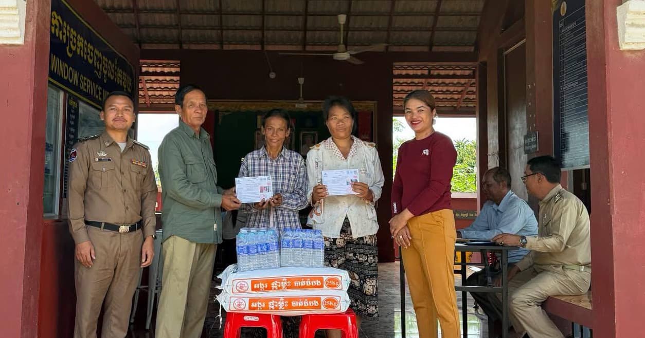 ចៅសង្កាត់អូរជ្រៅ និងក្រុមការងារ ចុះប្រគល់ប័ណ្ណក្រីក្រ និងសម្ភារៈឧបត្ថម្ភជូនគ្រួសារក្រីក្រ និងមានពិការភាព ២គ្រួសារ
