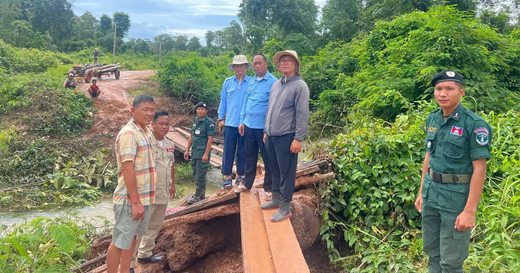លោក សូ វណ្ណធិន អភិបាលស្រុកវើនសៃន ដឹកនាំអាជ្ញាធរមូលដ្ឋាន និងប្រជាពលរដ្ឋ ធ្វើស្ពានបណ្តោះអាសន្នឆ្លងកាត់ អូរភ្លៀងនស្ថិតនៅចំណុច ភូមិបាក់កែ ឃុំវើន ដើម្បីសម្រួលដល់ការធ្វើដំណើរ របស់ប្រជាពលរដ្ឋ