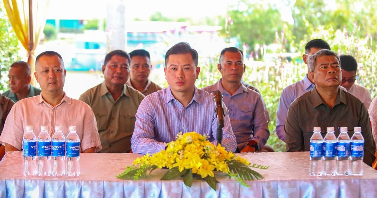 ប្រធានក្រុមការងារចុះជួយឃុំកំពង់ភ្លុក ក្រើនរំលឹកដល់ស្ត្រីមានផ្ទៃពោះ ត្រូវយកចិត្តទុកដាក់លើការថែទាំសុខភាព និងសម្រាលកូនជាមួយបុគ្គលិកជំនាញ