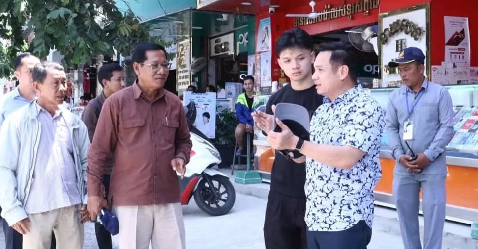 ឯកឧត្តម ណុប ដារ៉ា អភិបាលរងខេត្តកណ្តាល បានដឹកនាំអាជ្ញាធរក្រុងតាខ្មៅ ចុះពិនិត្យ និងរុះរើសំណង់ខុសច្បាប់ដែលរំលោភលើចំណីផ្លូវលេខ២១។