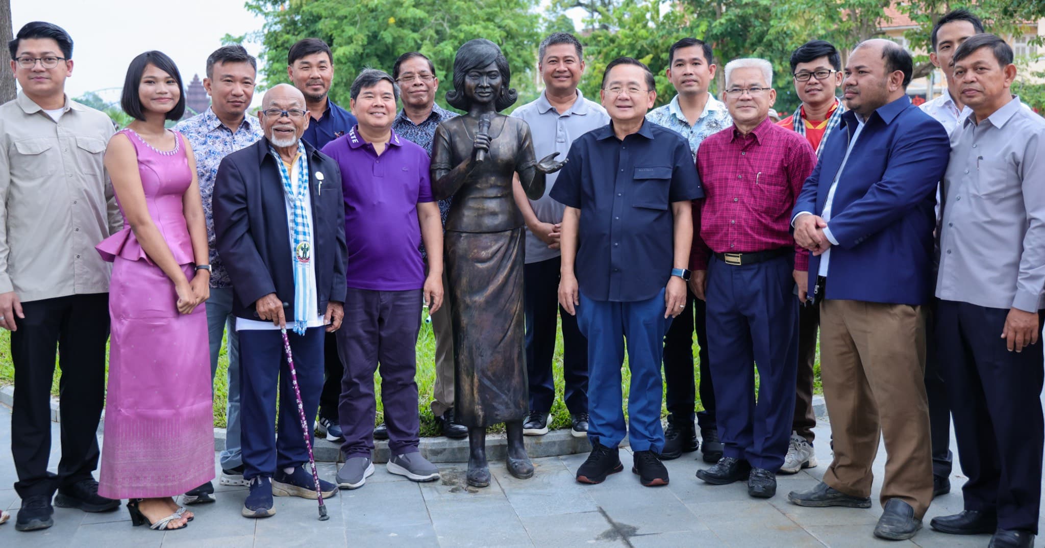 រូបសំណាកសិល្បការិនីជំនាន់ដើមចំនួន៣រូប ត្រូវបានធ្វើពិធីបើកស្បៃ ដាក់បង្ហាញដល់សាធារណៈជន នៅបរិវេណសួនសិល្បៈ ក្នុងការលើកតម្កើងនូវស្នាដៃ និងតម្លៃសិល្បៈខ្មែរកាន់តែលេចធ្លោថែមទៀត សម្រាប់ខេត្តបាត់ដំបង
