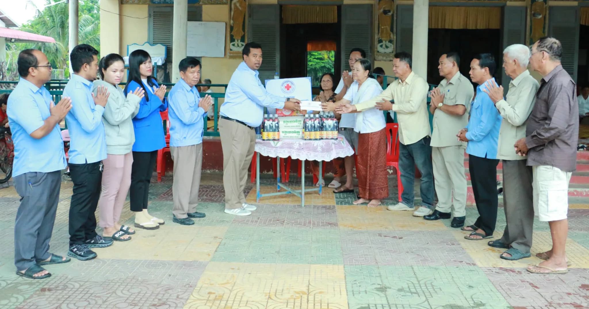 ប្រធានគណៈកម្មាធិកាអនុសាខាកាកបាទក្រហមកម្ពុជាស្រុកឯកភ្នំ និងសហការី បាននាំយក គ្រឿងឧបភោគ បរិភោគ និងថវិកាមួយចំនួន ចូលរួមបុណ្យសព គ្រួសារប្រជាពលរដ្ឋ ជួបការលំបាក មានជីវភាពខ្វះខាត ចំនួន ២ គ្រួសារ