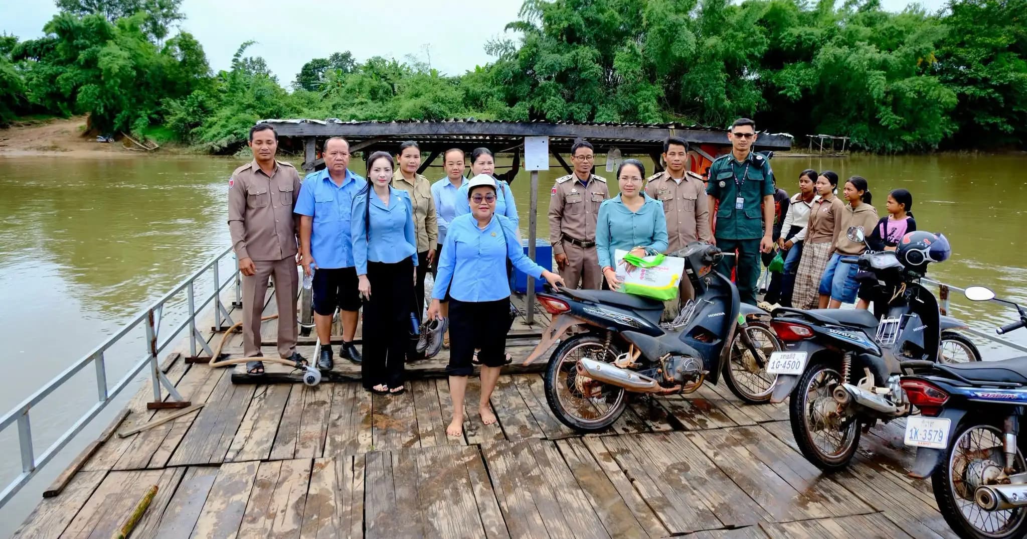លោកជំទាវ ញាន ទិត្យចិន្តា អភិបាលរងខេត្តរតនគិរី ចុះសួរ សុខទុក្ខ និងនាំយកអំណោយជូនគ្រួសារ ស្រ្តីជាម្តាយស្លាប់បាត់ជីវិត បន្ទាប់ពីសម្រាលកូនរួច បន្សល់ទុកទារកទើបនឹងកើតកំព្រាម្តាយ នៅស្រុកវើនសៃ