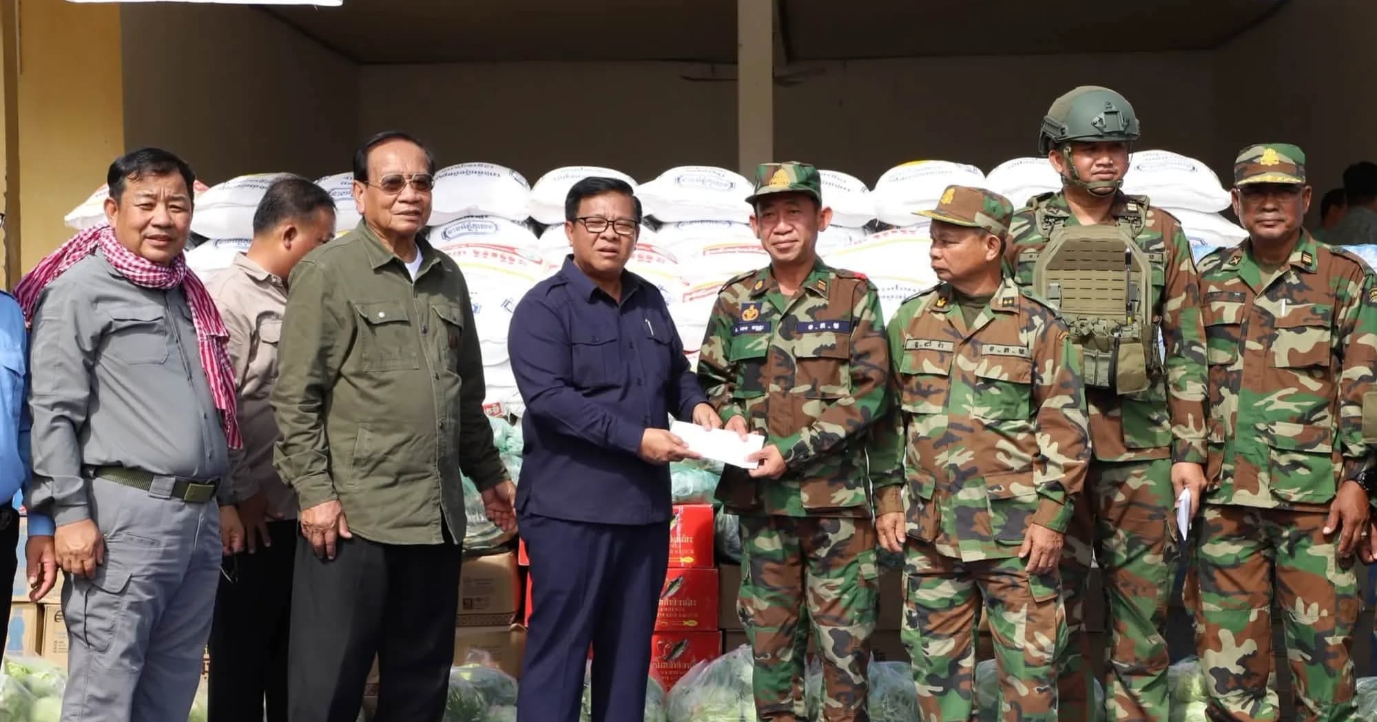 គណៈប្រតិភូខេត្តមណ្ឌលគិរី អញ្ជើញចុះសួរសុខទុក្ខ និងនាំយកអំណោយជូនវីរកងទ័ពនៅសមរភូមិមុខទិសព្រះវិហារ