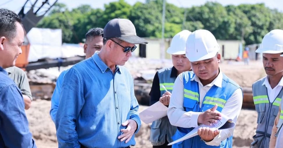 ព្រឹកថ្ងៃទី២២ ខែមិថុនា ឆ្នាំ២០២៦ឯកឧត្ដម គួច ចំរើន អភិបាល នៃគណៈអភិបាលខេត្តកណ្ដាល បានដឹកនាំមន្ត្រីជំនាញ និងអាជ្ញាធក្រុងអរិយក្សត្រ អញ្ជើញចុះពិនិត្យវឌ្ឍនភាពការងារសាងសង់អគារសេនាធិការដ្ឋានមូលដ្ឋានកងរាជអាវុធហត្ថ និងអគារអធិការដ្ឋានគរបាលក្រុងអរិយក្សត្រ ស្ថិតក្នុង សង្កាត់អរិយក្សត្រ ក្រុងអរិយក្សត្រ ខេត្តកណ្ដាល