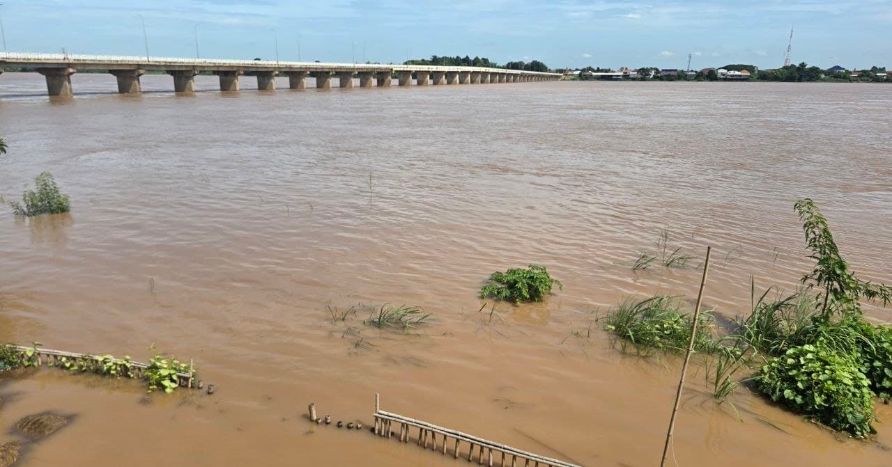 ប្រជាពលរដ្ឋមួយចំនួនតាមដងទន្លេមេគង្គខេត្តកំពង់ចាមត្រៀមទូកសម្រាប់ធ្វើដំណើរ ទោះបីស្ថានភាពទឹកទន្លេឡើងតូច ឫឡើងធំ