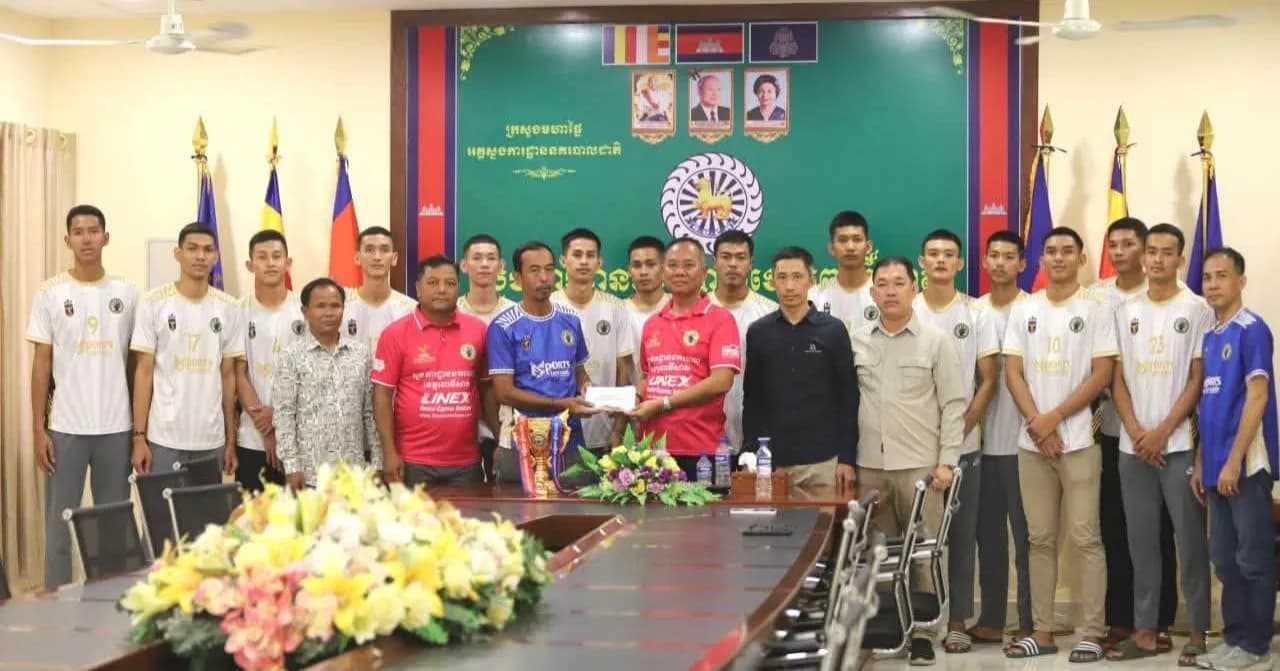 ស្នងការនគរបាលខេត្តពោធិ៍សាត់ បានដឹកនាំក្រុមកីឡាករបួងសួងនៅបូជនីយដ្ឋានឧកញ្ញា ឃ្លាំង មឿង អបអរសាទរក្រុមកីឡាករទទួលជ័យលាភី