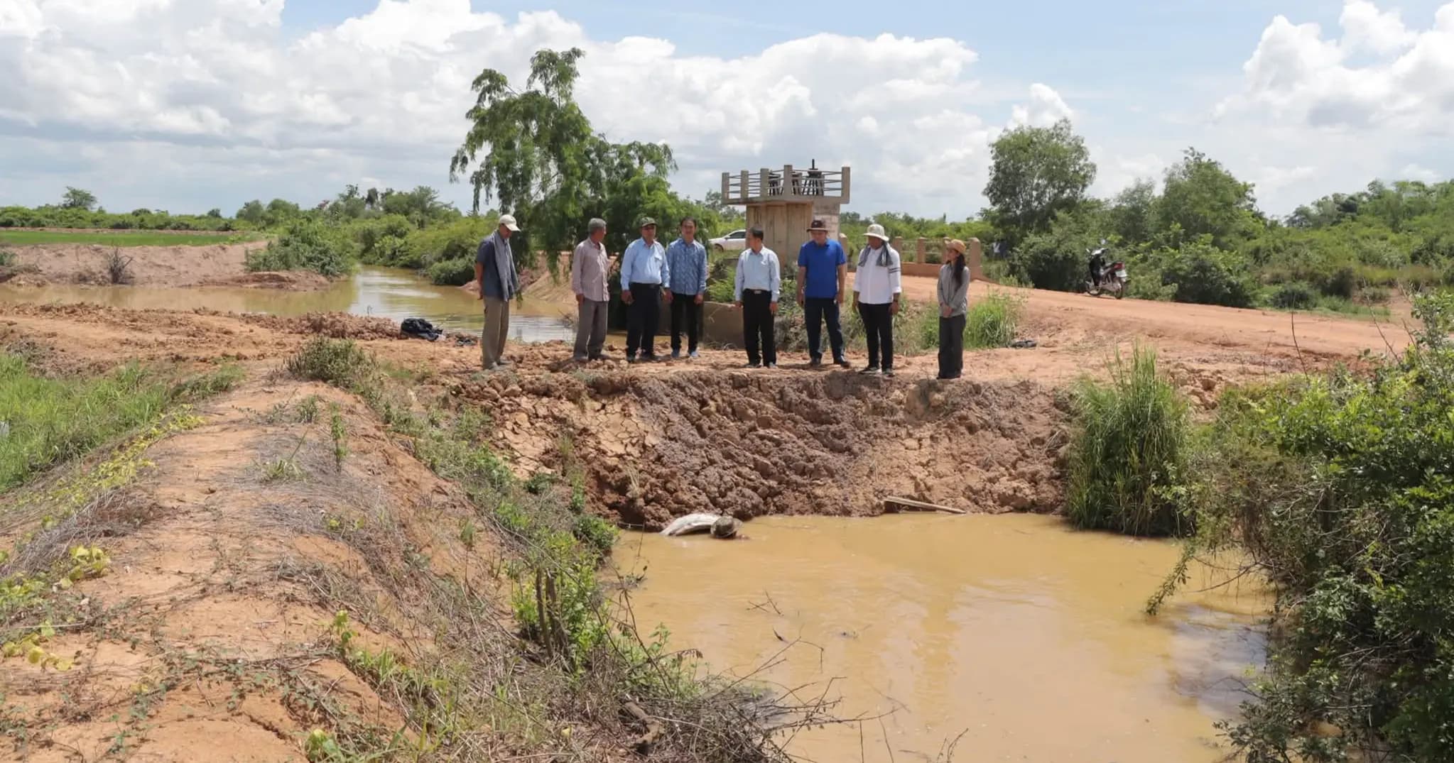 រដ្ឋបាលខេត្តពោធិ៍សាត់ ចុះពិនិត្យ និងអន្តរាគមន៍ទឹកសង្គ្រោះស្រូវប្រជាកសិករដែលជួបគ្រោះរាំងស្ងួត នៅឃុំអូរតាប៉ោង