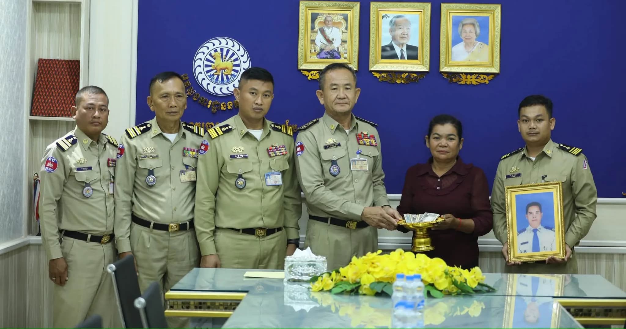 លោកឧត្ដមសេនីយ៍ត្រី សឿម សារិទ្ធ បានចាត់តំណាង ប្រគល់ថវិកាសមាគមមិត្តនគរបាលជាតិកម្ពុជាជូនដល់តំណាងគ្រួសារសពដែលបានទទួលមរណភាពកន្លងទៅថ្មីៗនេះចំនួន៦នាក់