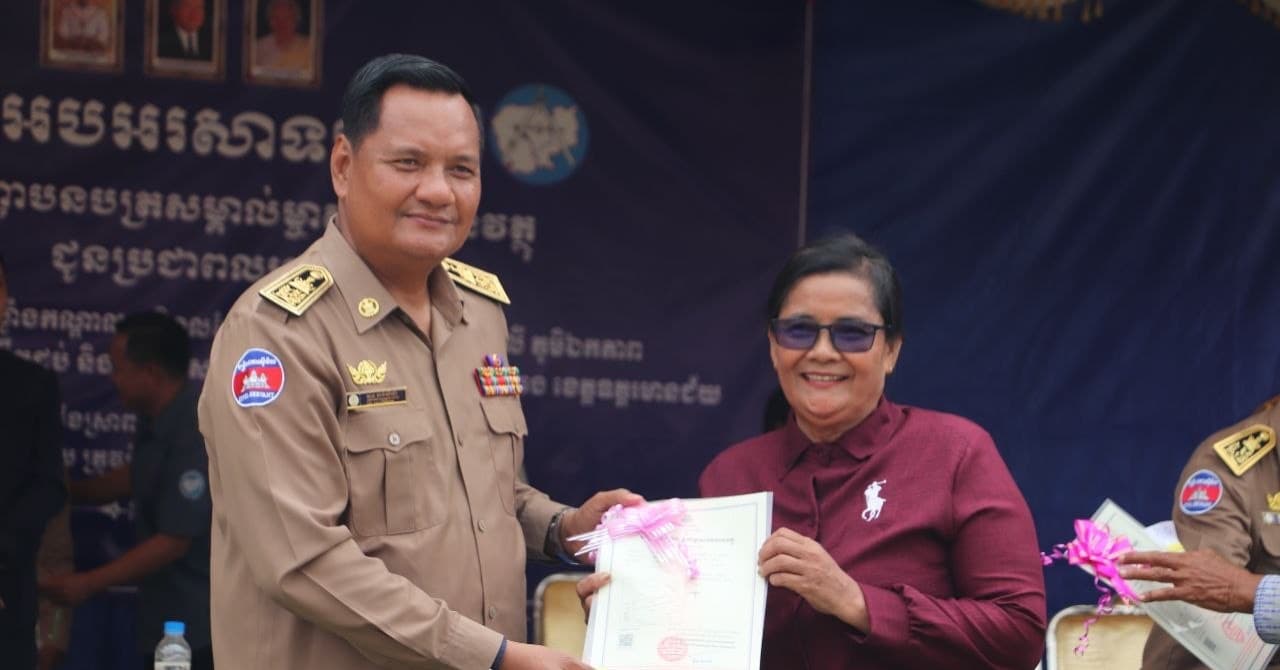 អាជ្ញាធរខេត្តឧត្តរមានជ័យផ្តល់ប័ណ្ណកម្មសិទ្ធិ ចំនួន ៦០០០បណ្ណ័ ជូនប្រជាពលរដ្ឋចំនួន១១ ភូមិ ស្ថិតនៅក្នុង ឃុំត្រពាំងប្រីយ៍ ស្រុកអន្លង់វែង ។