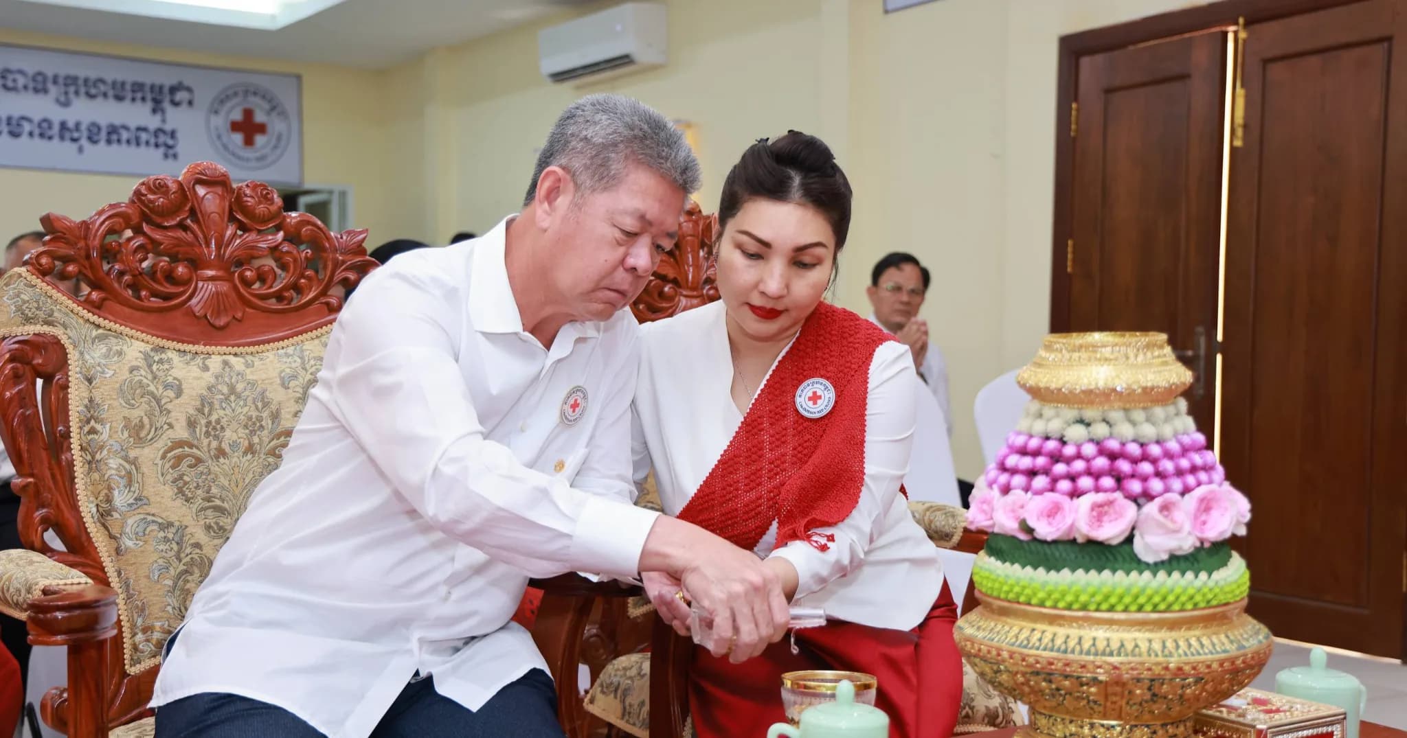 សាខាកាកបាទក្រហមកម្ពុជាខេត្តកណ្តាល បានរៀបចំពិធីសូត្រមន្តចម្រើនព្រះបរិត្ត រាប់បាត្រ