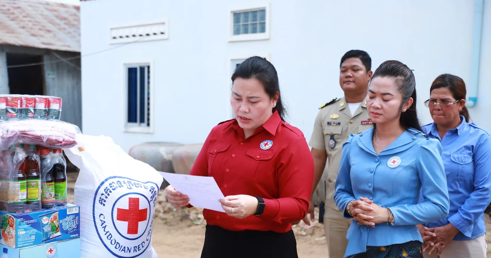 ប្រជាពលរដ្ឋរងគ្រោះដោយសារខ្យល់កន្ត្រាក់រលំផ្ទះ និងអគ្គិភ័យឆេះផ្ទះសម្បែង ចំនួន២គ្រួសារ នៅស្រុកពញាឮ ខេត្តកណ្តាល ទទួលបានអំណោយមនុស្សធម៌ពីកាកបាទក្រហមកម្ពុជា