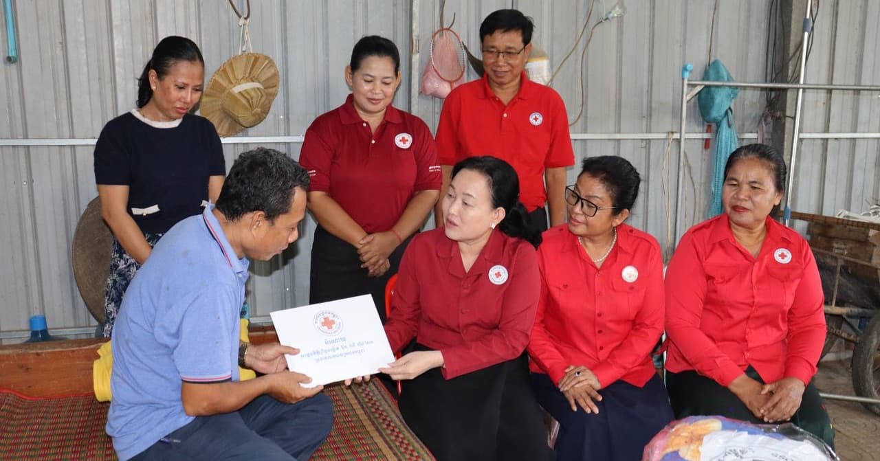 ក្រុមការងារសាខាកាកបាទក្រហមកម្ពុជាខេត្តកំពង់ចាម ចុះសួរសុខទុក្ខ និងនាំយកអំណោយមនុស្សធម៌ជូន លោក យោក ភី នាយកស្តីទីសាខា