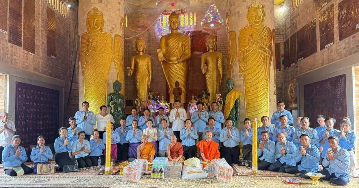 ឯកឧត្តម ហេង សុខគង់ និងលោក សំ ណារិទ្ធ នាំយកទៀនព្រះវស្សា និងទេយ្យទាន ប្រគេនដល់ព្រះសង្ឃវត្តគិរីបរវង្ស