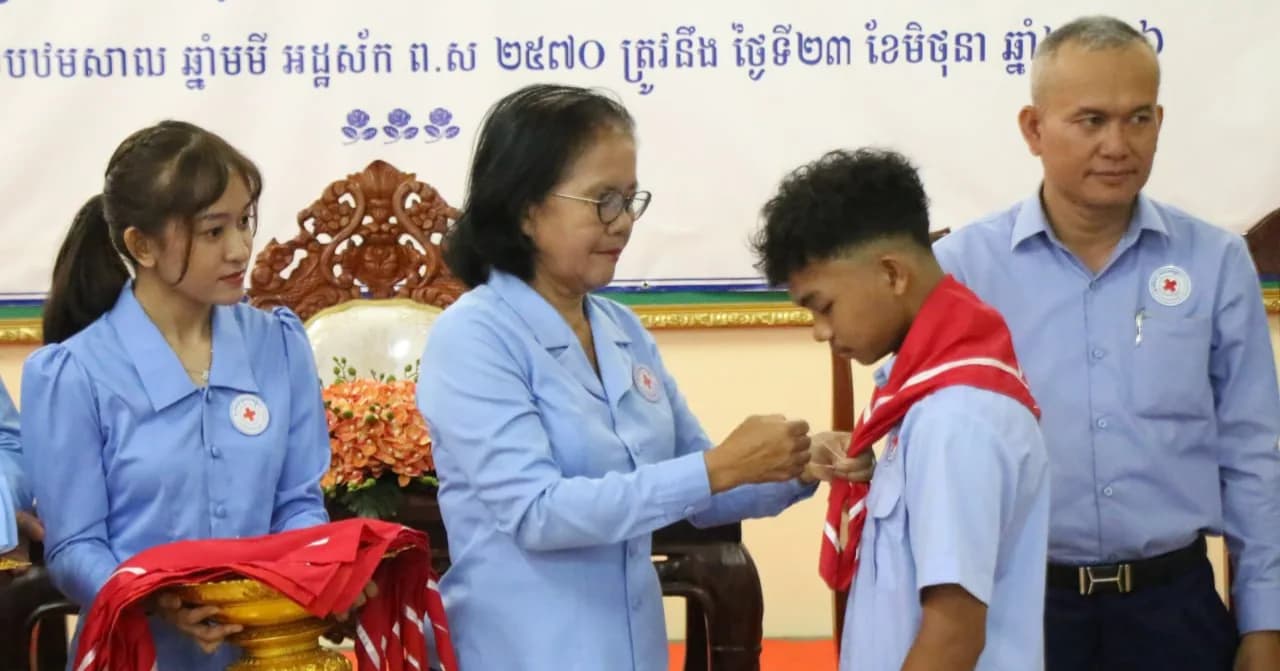 ពិធីសំណេះសំណាល និងបំពាក់កន្សែងយុវជនកាកបាទក្រហមកម្ពុជា នៃវិទ្យាល័យ ហ៊ុន សែន ក្រុងទេពនិម្មិតប៉ៃលិន