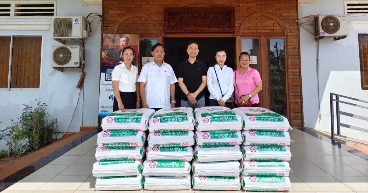 លោក ជា វ៉ាន់ណាក់ និងភរិយា ព្រមទាំងក្រុមការងារ ប្រគល់ទេយ្យទាន និងគ្រឿងឧបភោគបរិភោគជូនរដ្ឋបាលស្រុក ដើម្បីប្រគេនព្រះសង្ឃគង់ចាំព្រះវស្សា