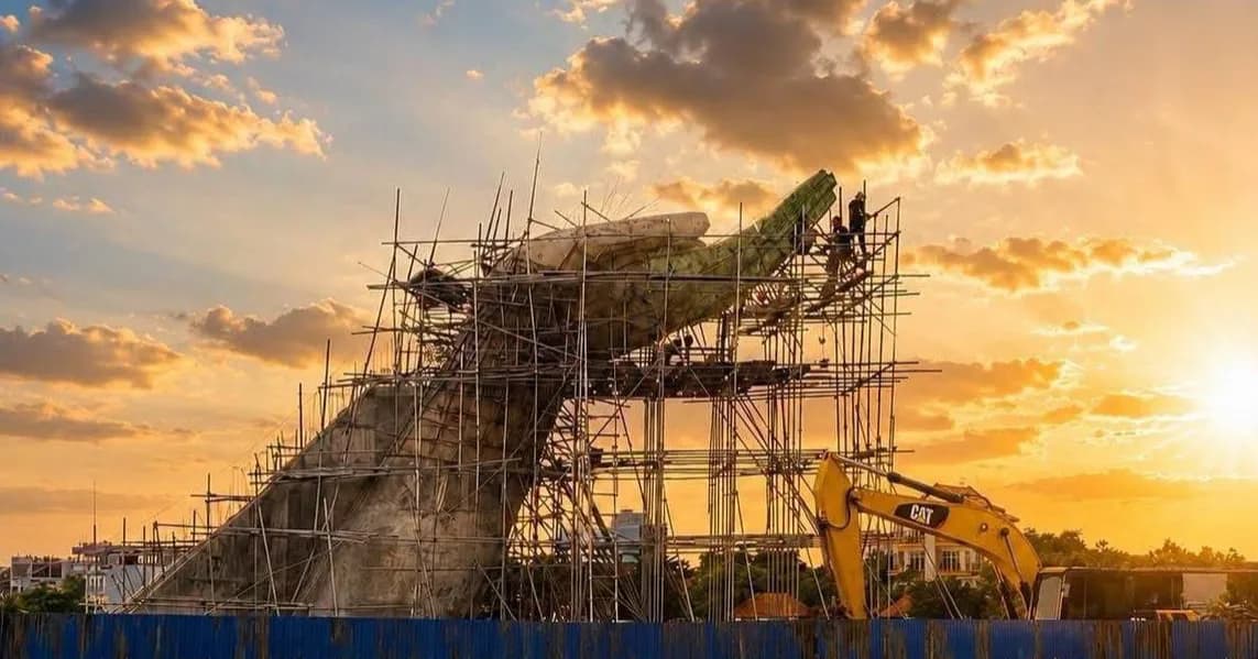 រូបសំណាកបាតដៃ លេចរូបរាងជិតពេញលេញ អមដោយទេសភាពដ៏ទាក់ទាញនាពេលថ្ងៃហៀបលិច