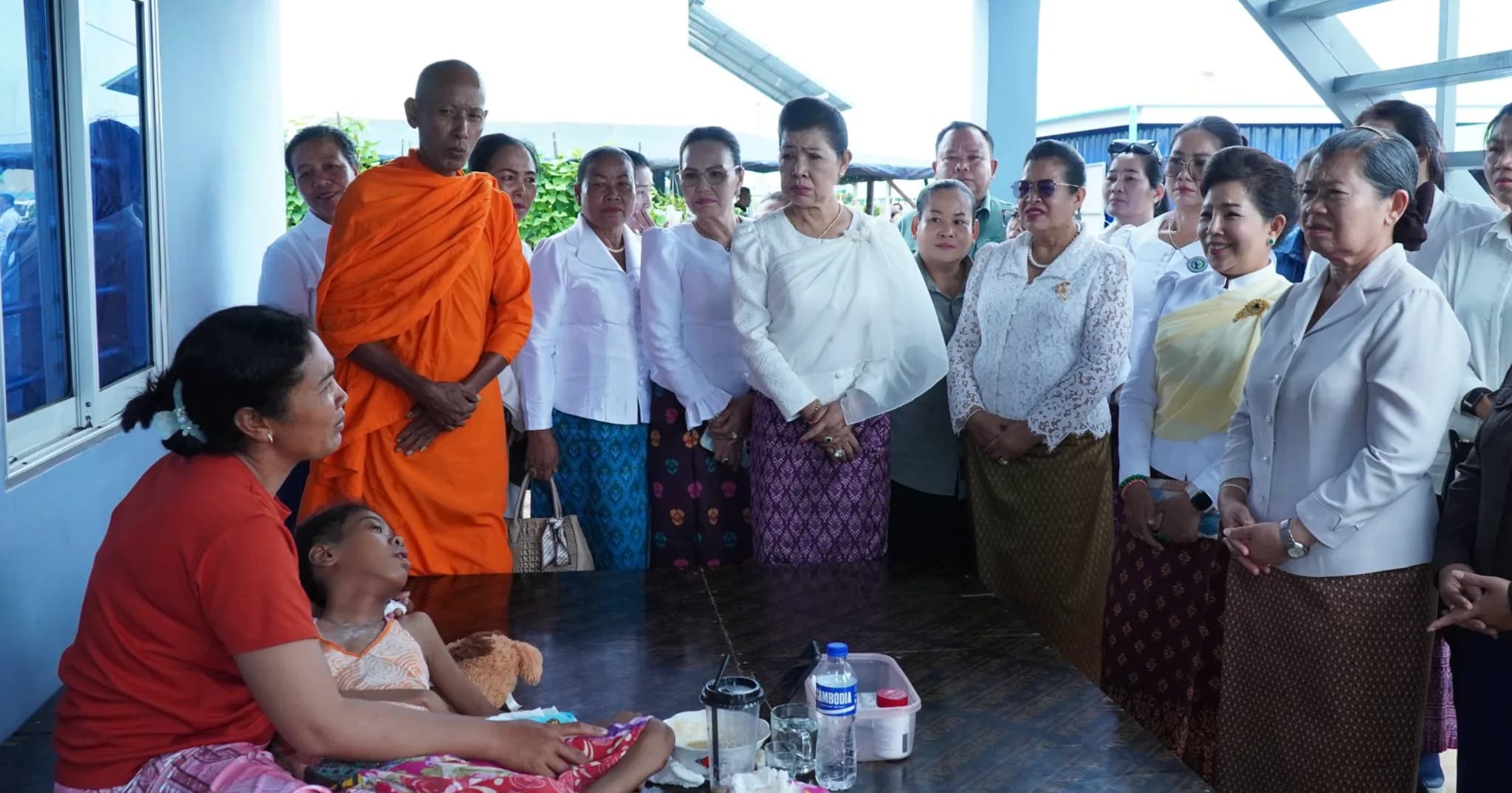 សម្តេចកិត្តិយសសង្គហបណ្ឌិត ម៉ែន សំអន និងលោកជំទាវ ម៉ៅ ម៉ាល័យ កែគឹមយ៉ាន អញ្ជើញចុះសួរសុខទុក្ខ និងនាំយកអំណោយចែកជូនប្រជាពលរដ្ឋនៅភូមិរងចាំ ខេត្តបន្ទាយមានជ័យ