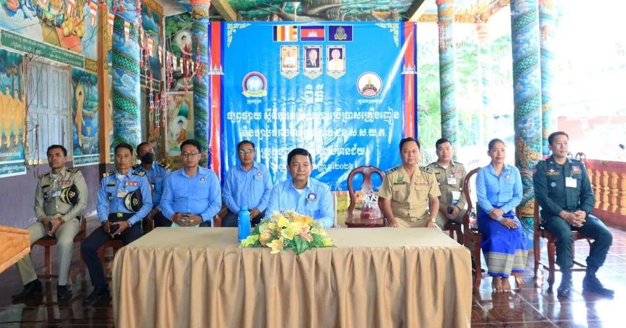 (វីដេអូ)លោកអភិបាលរងខេត្ត អញ្ជើញជាអធិបតីភាពក្នុងពិធីផ្សព្វផ្សាយ ស្ដីពីការទប់ស្កាត់ការប្រើប្រាស់គ្រឿងញៀន និងច្បាប់ចរាចរណ៍ផ្លូវគោកជូនដល់សហភាពសហព័ន្ធយុវជនកម្ពុជា និងសិស្សានុសិស្ស ក្នុងស្រុកថ្មពួក