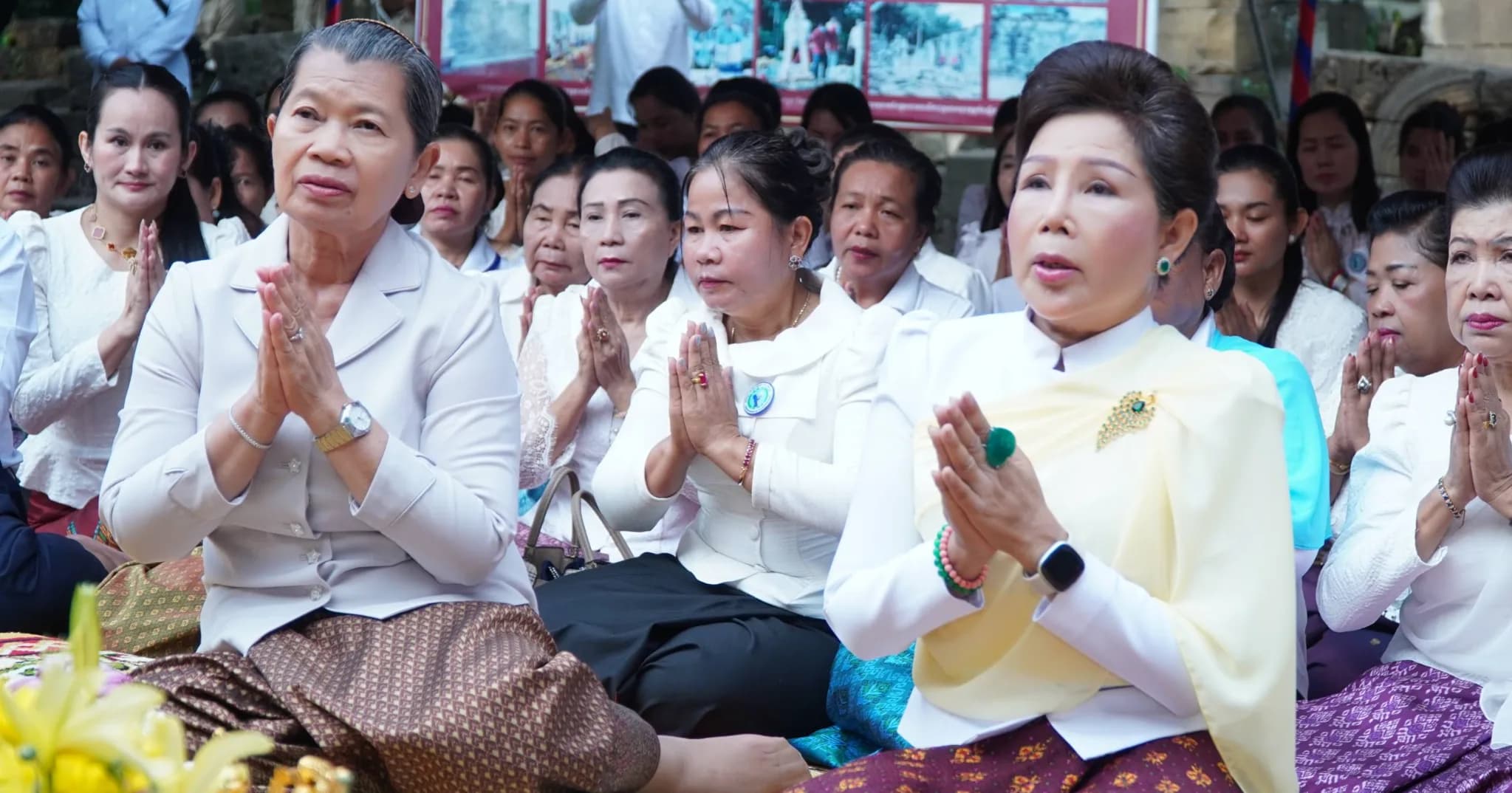 សម្តេចកិត្តិយសសង្គហបណ្ឌិត ម៉ែន សំអន និងលោកជំទាវ ម៉ៅ ម៉ាល័យ កែគឹមយ៉ាន អញ្ជើញជាអធិបតីភាពក្នុងពិធីបួងសួងសុំសេចក្តីសុខជូនប្រទេសជាតិ នៅប្រាសាទបន្ទាយឆ្មារ