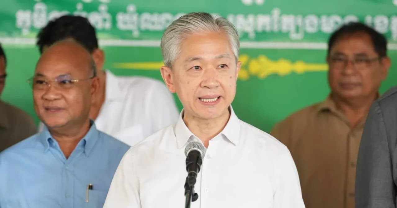 ឯកអគ្គរដ្ឋទូតចិន អញ្ជើញចុះសួរសុខទុក្ខ និងនាំយកអំណោយស្ថានទូតចិន ចែកជូនបងប្អូនប្រជាពលរដ្ឋភៀសសឹក ដែលមិនទាន់អាចវិលត្រឡប់ទៅលំនៅឋានវិញ នៅមណ្ឌលសុវត្ថិភាពវត្តពើងអង្កាម
